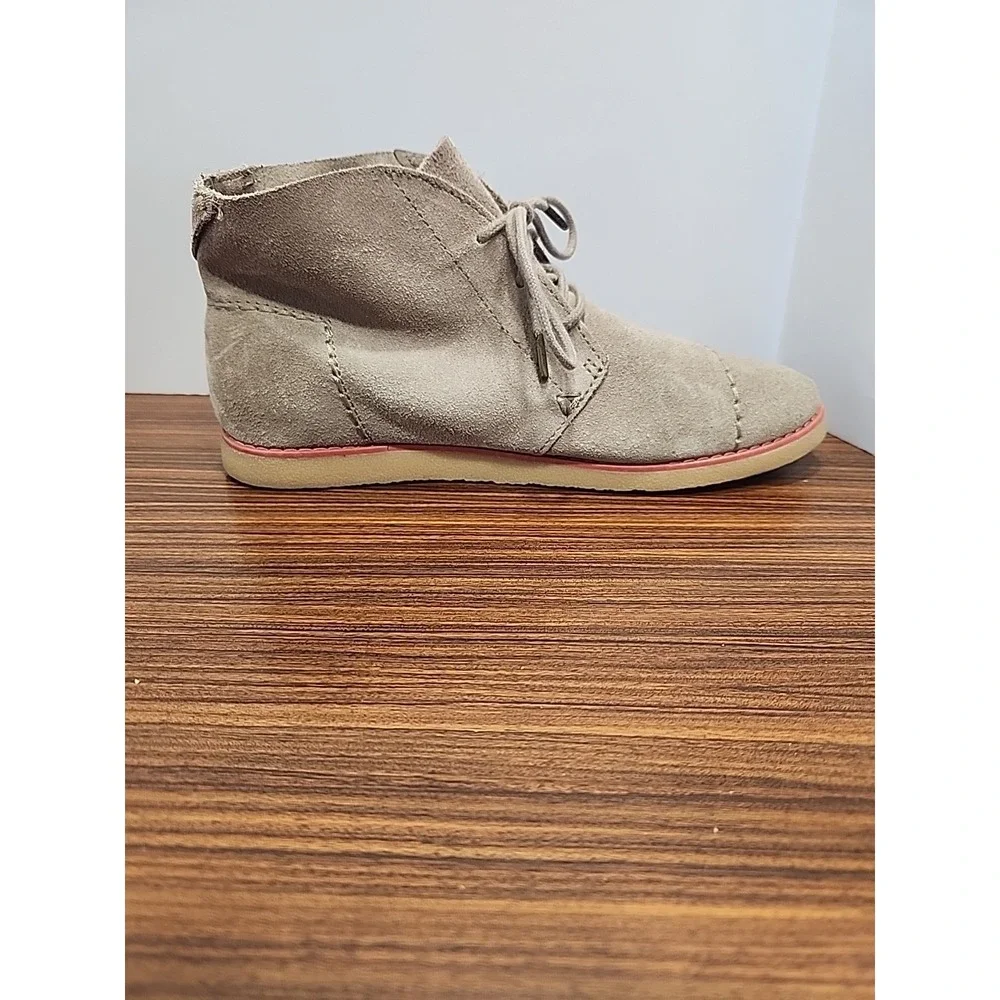 TOMS Boots Womens 7.5‎ Mateo Three Eye Desert Chukka Boot Beige Suede Lace Up